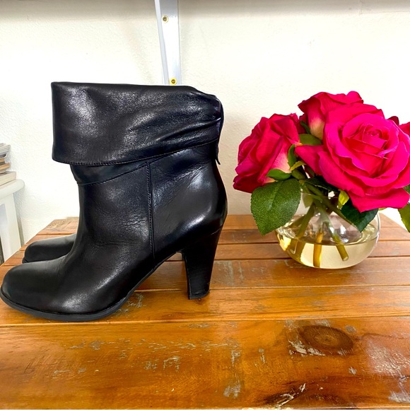 BCBG black Ankle Bootie (size 6)🌹 - Picture 3 of 12
